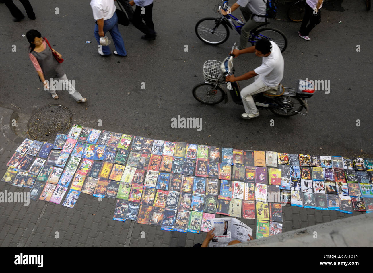 Anbieter verkaufen gefälschte DVDs auf den Straßen in Peking, China. 11 Sep 2007 Stockfoto