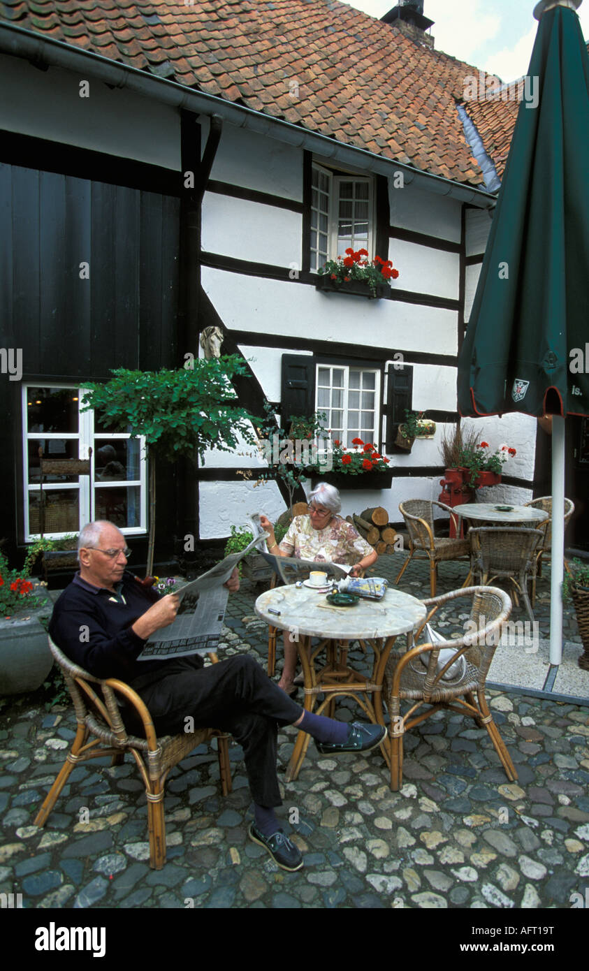 Niederlande Mechelen paar entspannende auf Terrasse Fachwerkhaus Stockfoto
