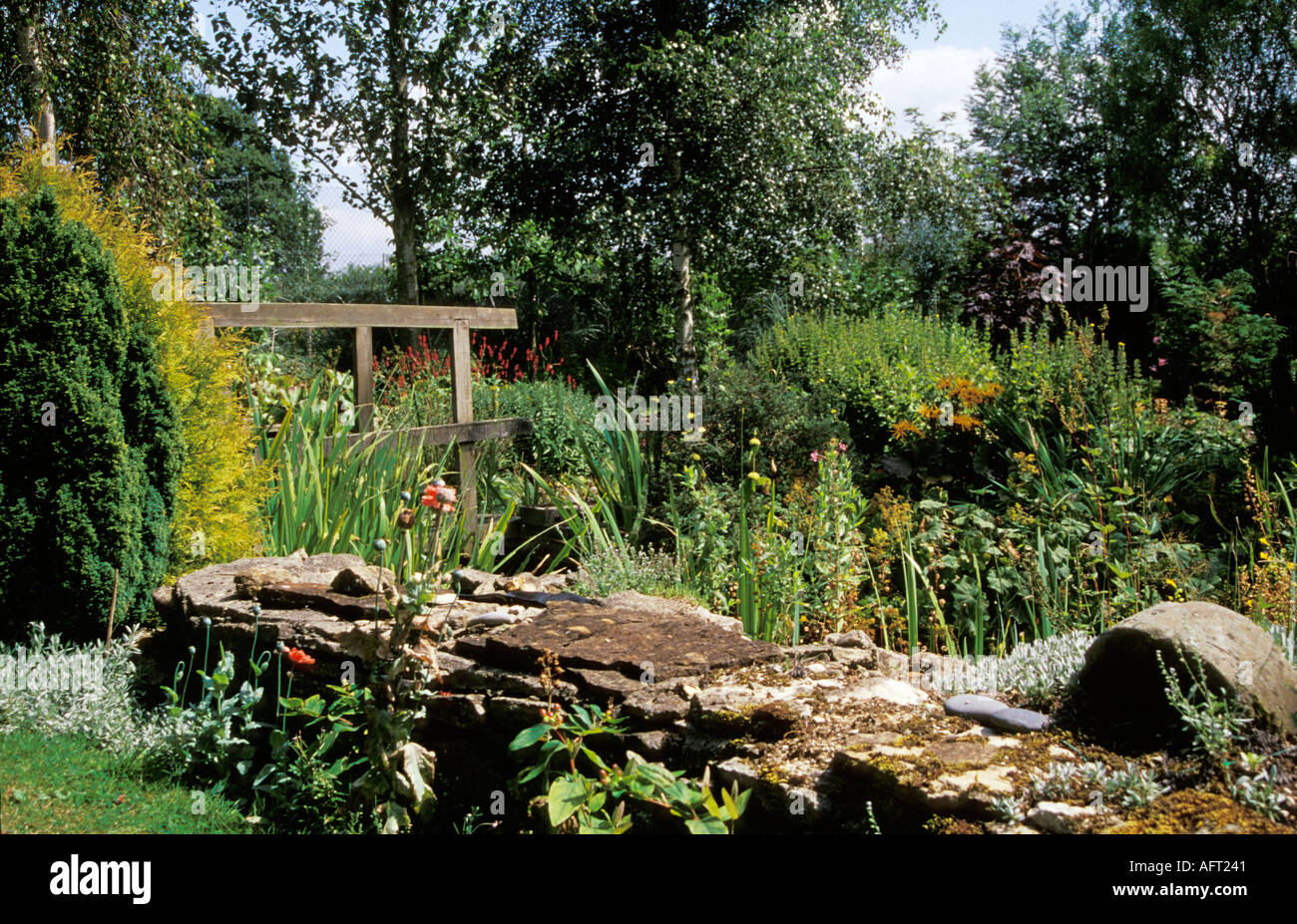 Bauerngarten mit Brücke Kreuzung Teich Wiltshire England Sommer 2004 Stockfoto