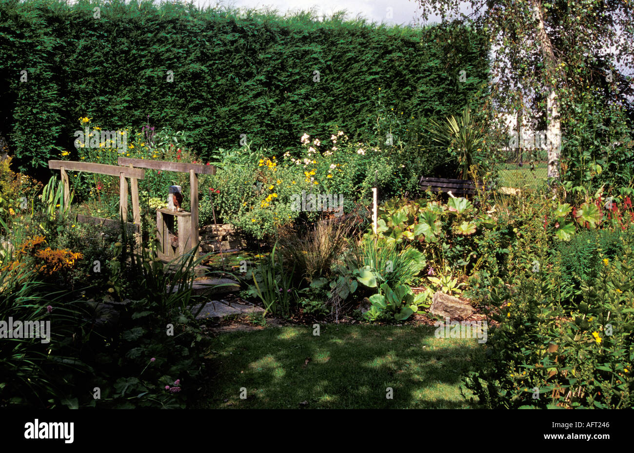 Bauerngarten mit Brücke Kreuzung Teich Wiltshire England Sommer 2004 Stockfoto