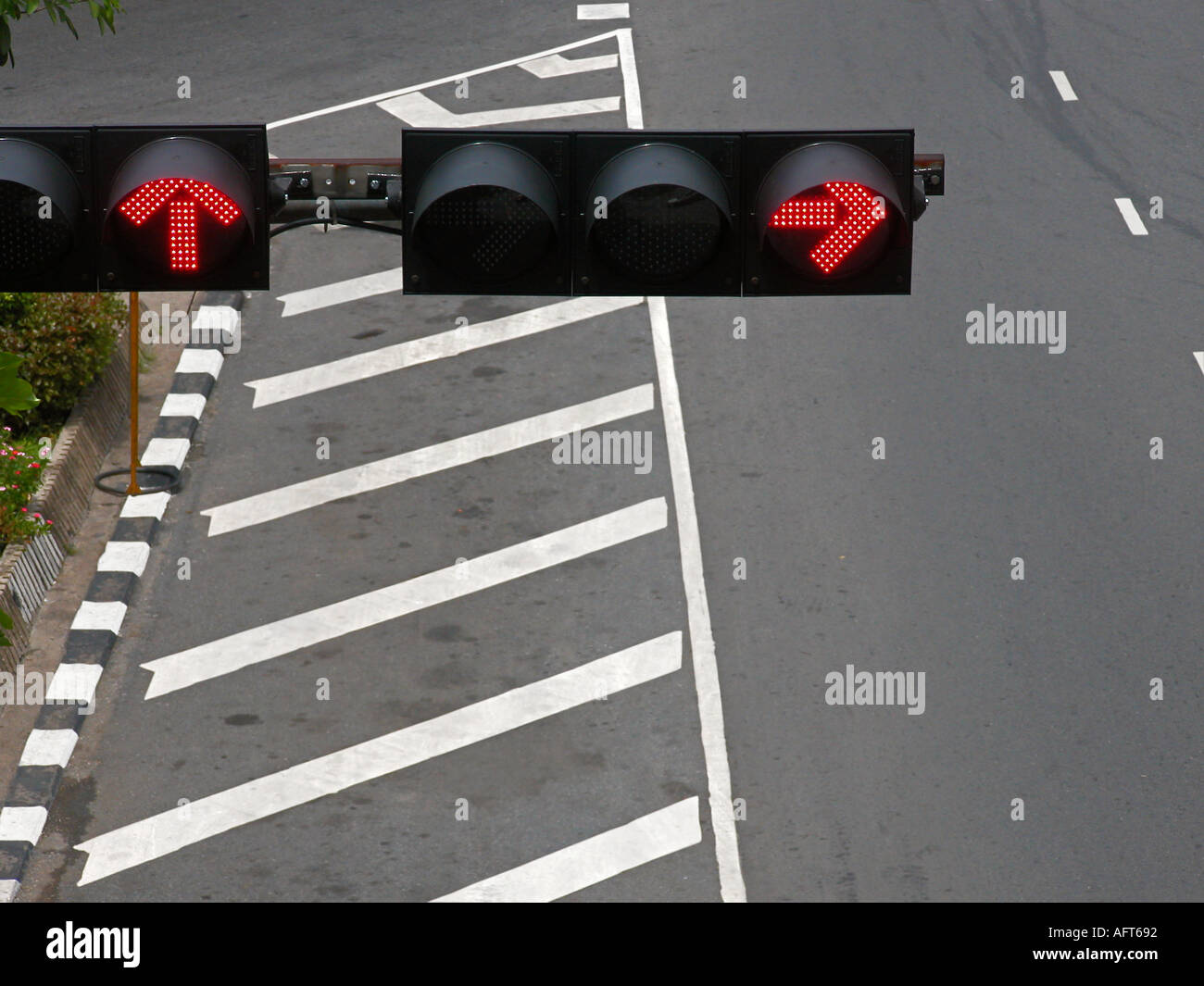 Gefederte Verkehr Steuersignale roter Pfeil Richtung leuchtet weiß Fahrbahn Markierungen oben und über Sukhumvit Road city center Bangkok Thailand Stockfoto