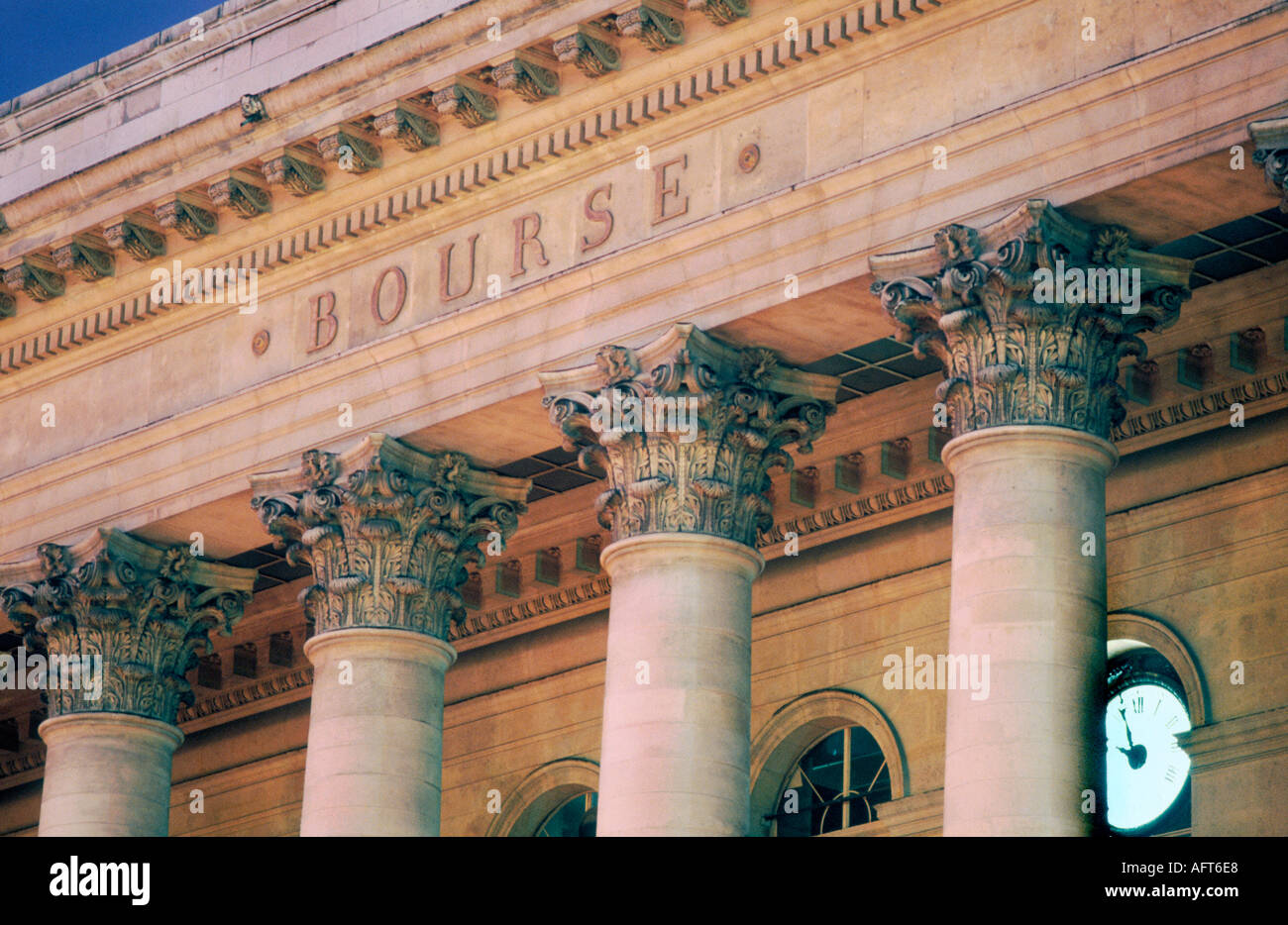 Paris Frankreich, französisches Börsengebäude, INVESTMENTS 'Paris Bourse' Detailschild bei Nacht Stockfoto