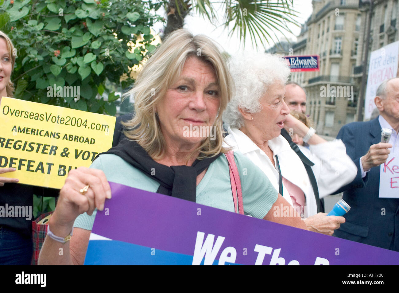 Paris FRANKREICH, leitender Aktivist der Anti-Kriegs-Demonstration durch Amerikaner in Paris 'Dems Abroad', NGO, Vereinigung 'Connie Borde' Stockfoto