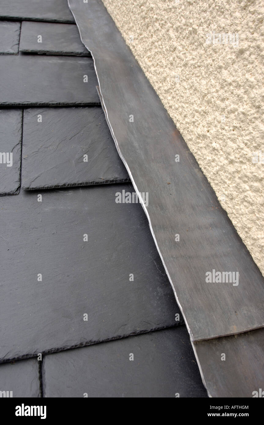 EIN SCHIEFERDACH BEITRITT EINER GERENDERTEN WAND MIT BLEI BLINKEN Stockfoto