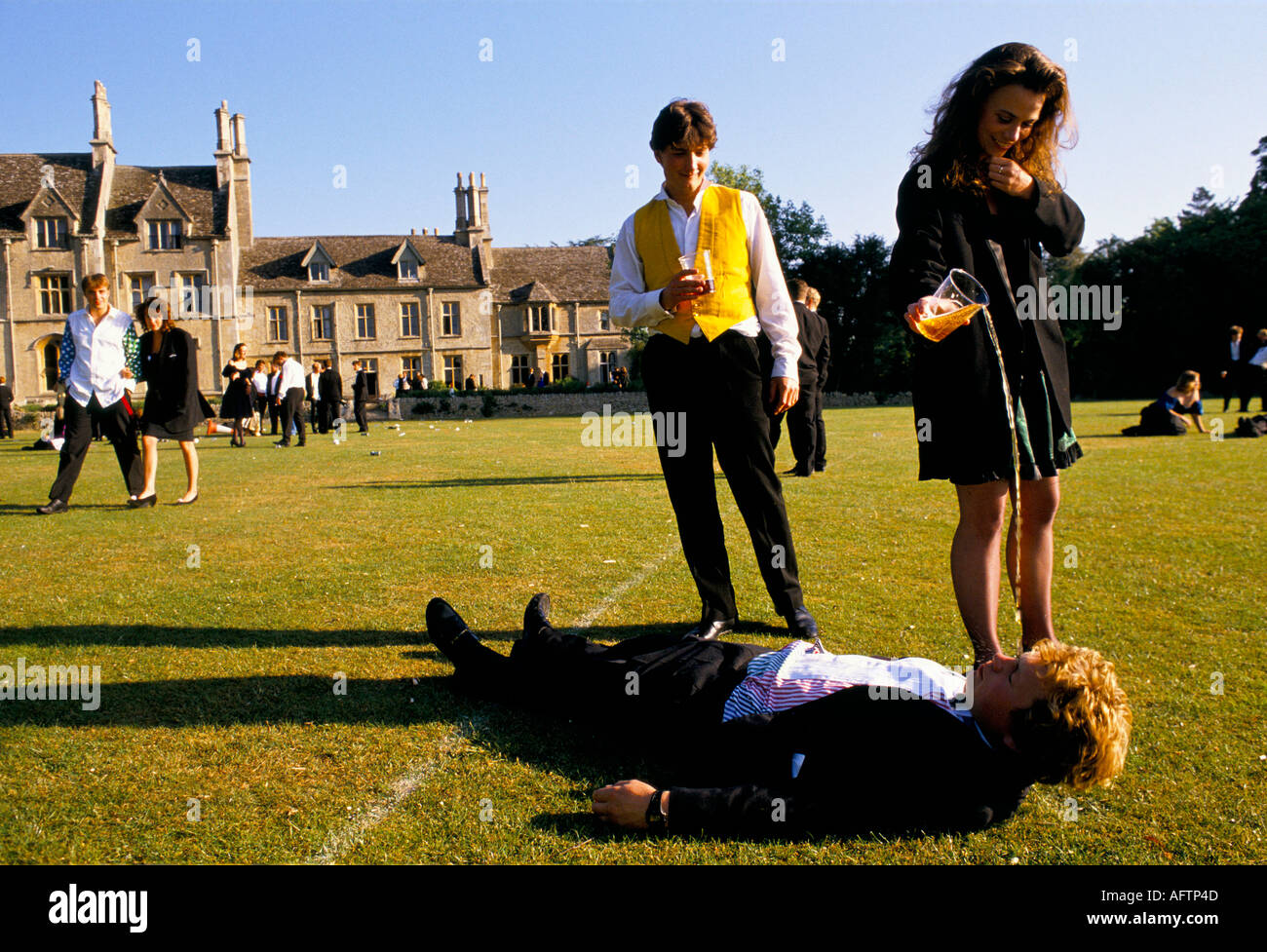 Am Morgen nach der Nacht vor Ende des Jahres Mai Ball. Cirencester Royal Agricultural College Studenten der 1990er HOMER SYKES Stockfoto