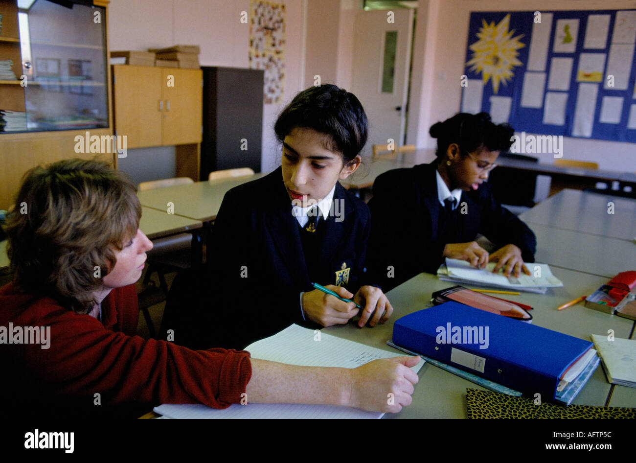 Englisch zweite Sprachklasse. ESL Secondary School 1990er UK. Greenford High School, Middlesex London 1990 UK Lehrer mit gemischter Gruppe HOMER SYKES Stockfoto