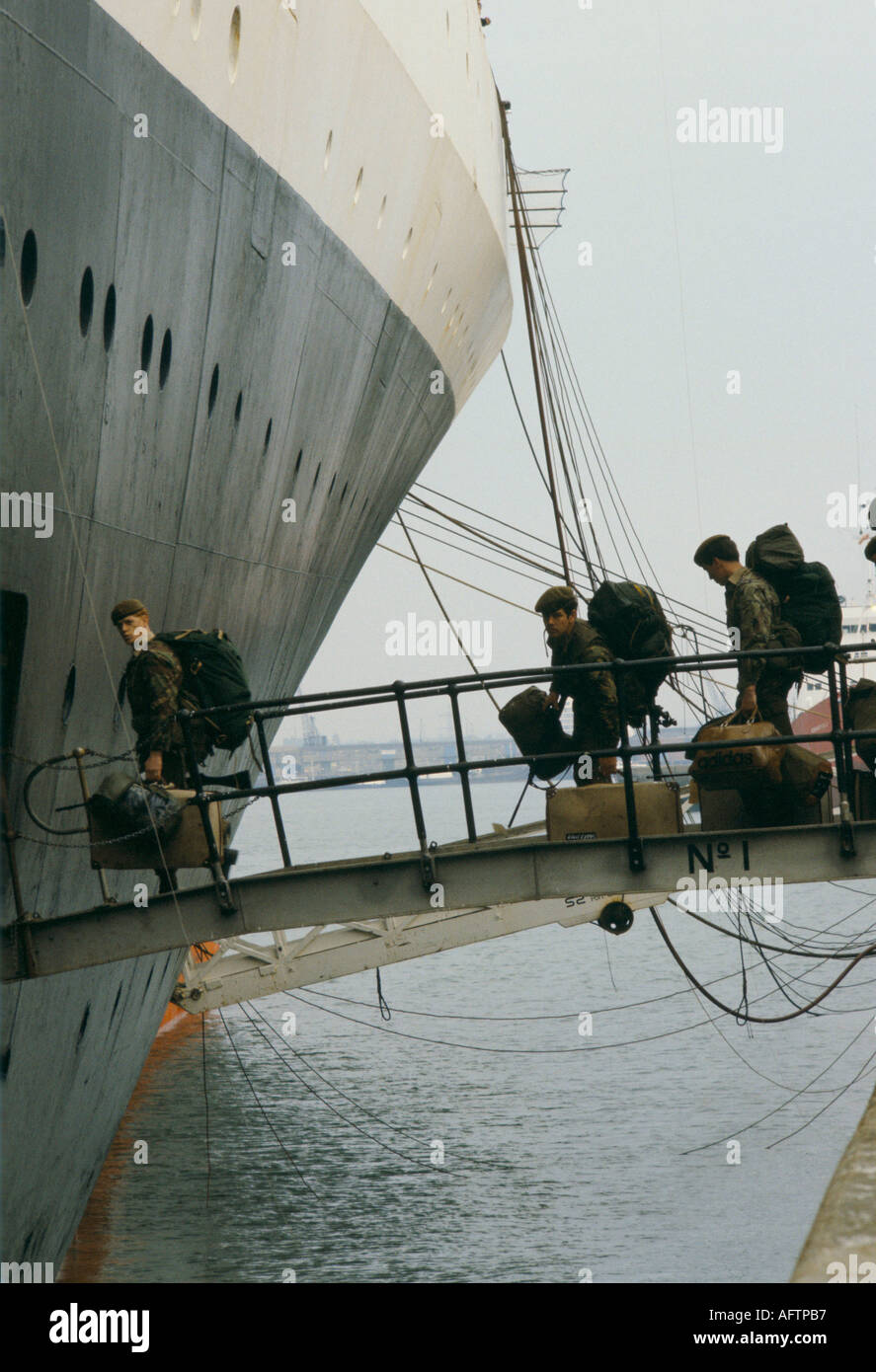 Die QE11 verlassen Southampton für den Falkland-Konflikt-Krieg im Südatlantik 1982 1980s Großbritannien HOMER SYKES Stockfoto