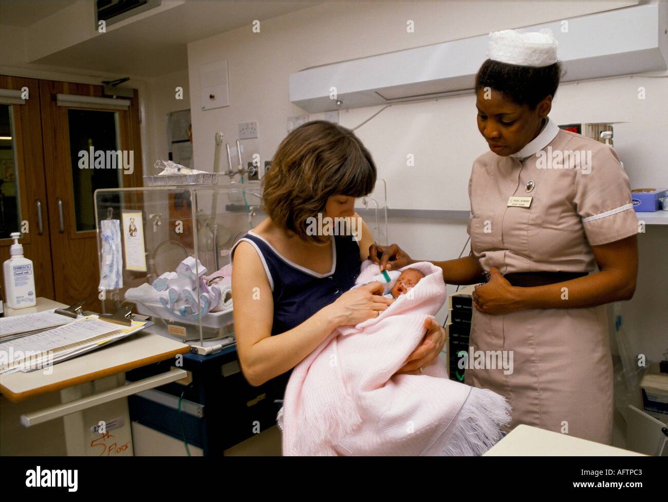 Junge neue Mutter mit Baby im Inkubator Portland Hospital, einem privaten Krankenhaus in London, England 1990s. 1994 HOMER SYKES Stockfoto