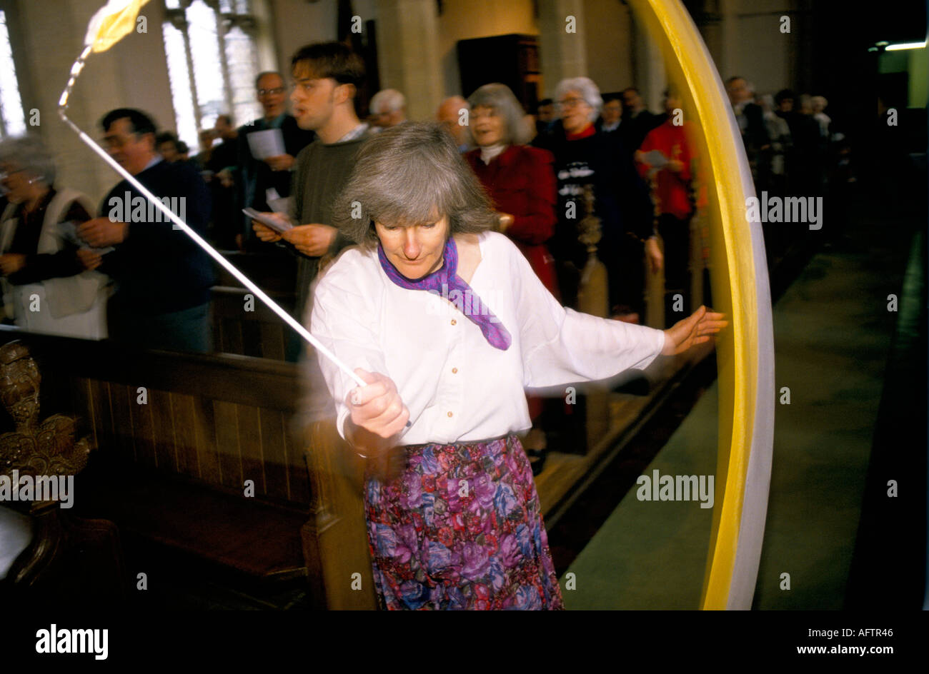 Der "Toronto-Segen" evangelische Kirche von St. Nikolaus Ashill Norfolk. Frau tanzt mit Streamer auf Stick beim Service, Stockfoto