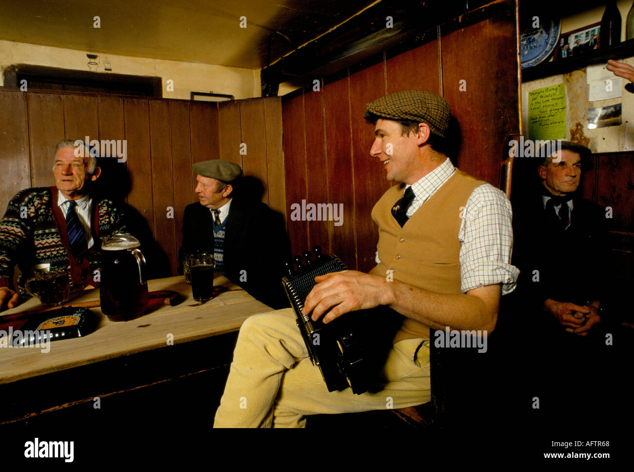 Landsleute Kings leiten den Low House Pub am Sonntag, um traditionelle Geschichten zu erzählen, Poesie und Musik zu rezitieren 1980er 1985 Laxfield Suffolk UK Stockfoto