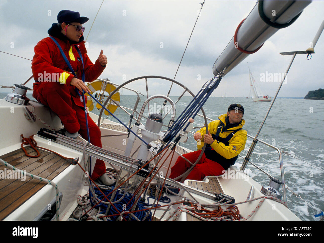 Rund um das Island Race, Isle of Wight die Crew Segelyacht. HOMER SYKES, GROSSBRITANNIEN DER 1980ER JAHRE Stockfoto