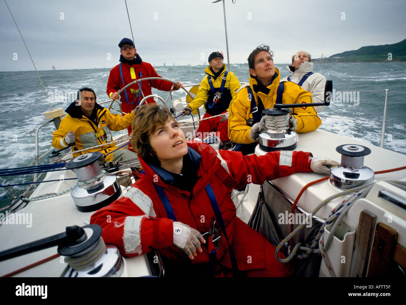 Yachting Großbritannien. Yacht Crew Segeln Racing Yachten in der rund um die Insel Rennen die Isle of Wight Hampshire England 1980er HOMER SYKES Stockfoto