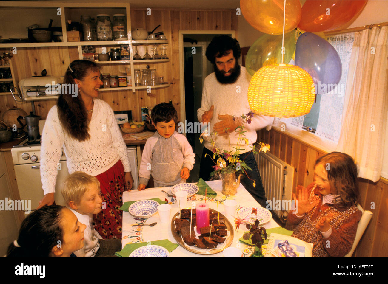 Findhorn Park, ein Paar, das ursprünglich Mitglieder der Findhorn Community Foundation ist, und ihre Kinder feiern einen Geburtstag im Vereinigten Königreich HOMER SYKES 1970 Stockfoto