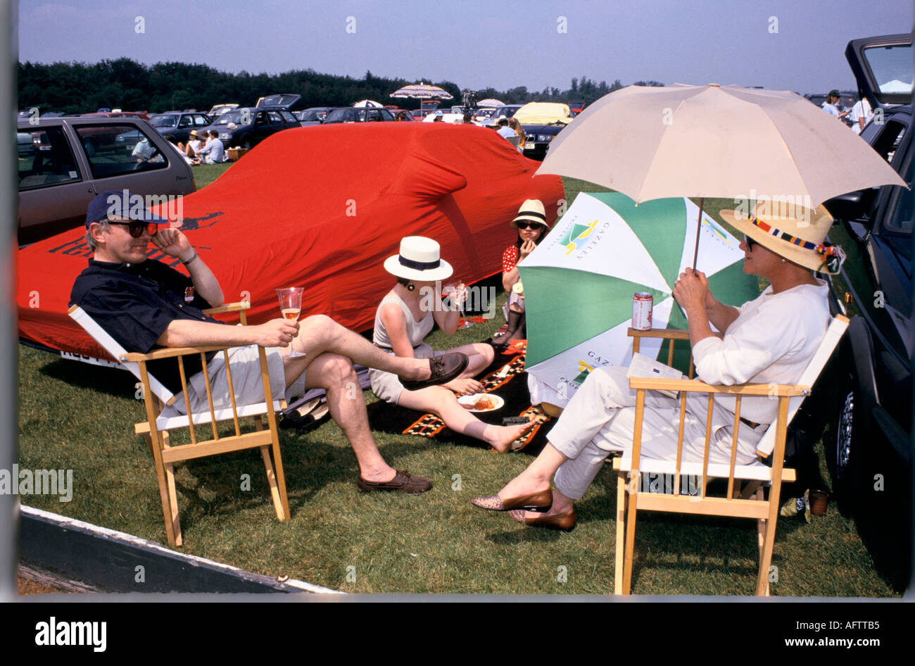 Thatchers Britain 1980s Reiche Familie wohlhabender Lebensstil Picknick im Freien auf dem Polo-Parkplatz Windsor Great Park. Ferrari-Wagen in Staubschutzhülle 1985 Stockfoto