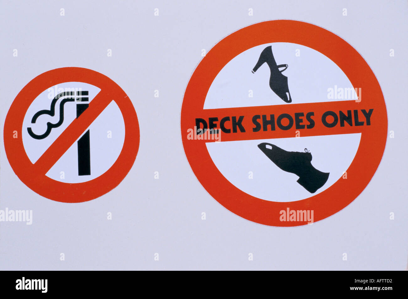 Schild auf der Seite des Bootes nur rauchfreie Deck-Schuhe keine High Heels für Damen oder Herren in City-Lederschuhen. Isle of Wight Cowes Week UK 1985 1980s Stockfoto