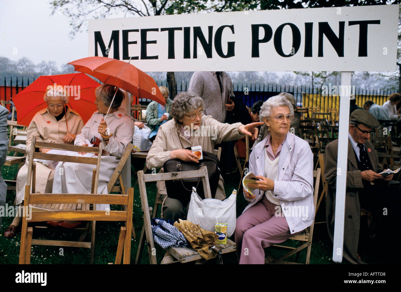 Chelsea Flower Show 1984 Treffpunkt Schlechtwetter Gruppe von Frauen Besucher warten auf Freunde. HOMER SYKES, GROSSBRITANNIEN DER 1980ER JAHRE Stockfoto