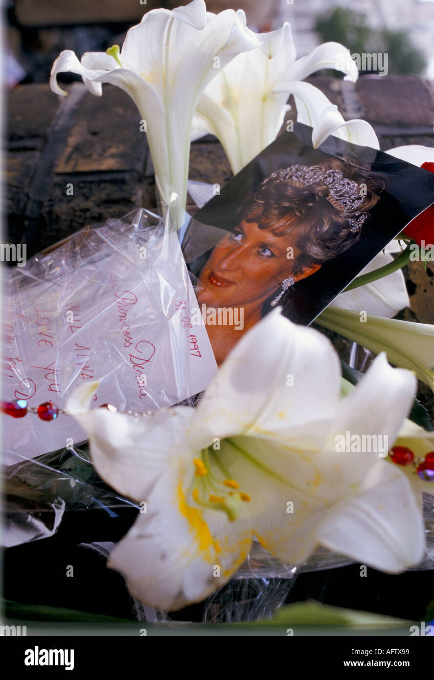 Floral Tributs, Foto von Diana Princess of Wales, September 1997. Vor dem Kensington Palace ihre Hacke in London, Großbritannien, 1970er Jahre HOMER SYKES. Stockfoto