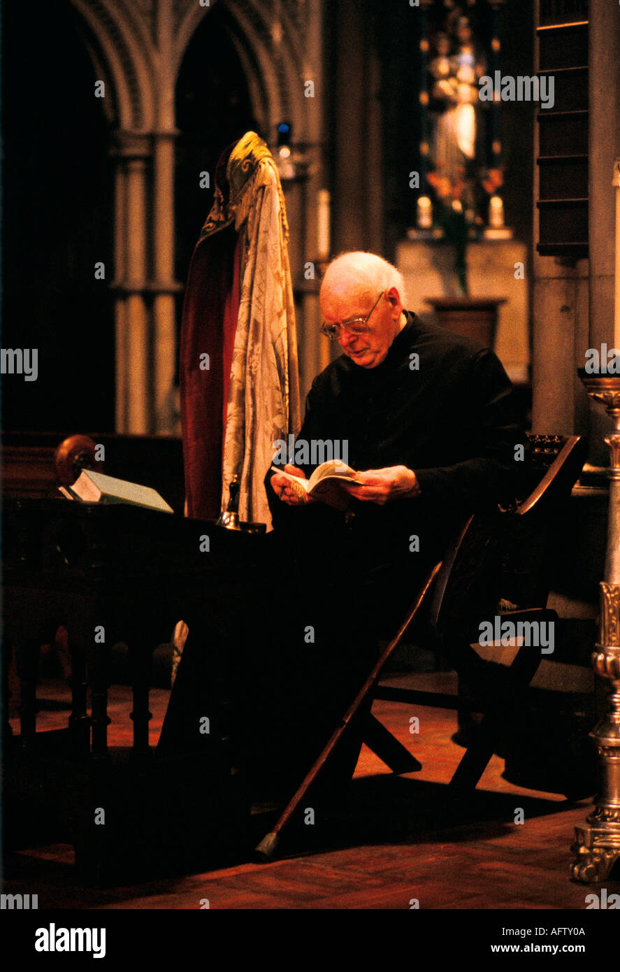 High Church of England, St. John the Baptist Church West London. Rev. Phyall, Vorbereitung auf Gebete und Segnung. HOMER SYKES, GROSSBRITANNIEN DER 1990ER JAHRE. Stockfoto