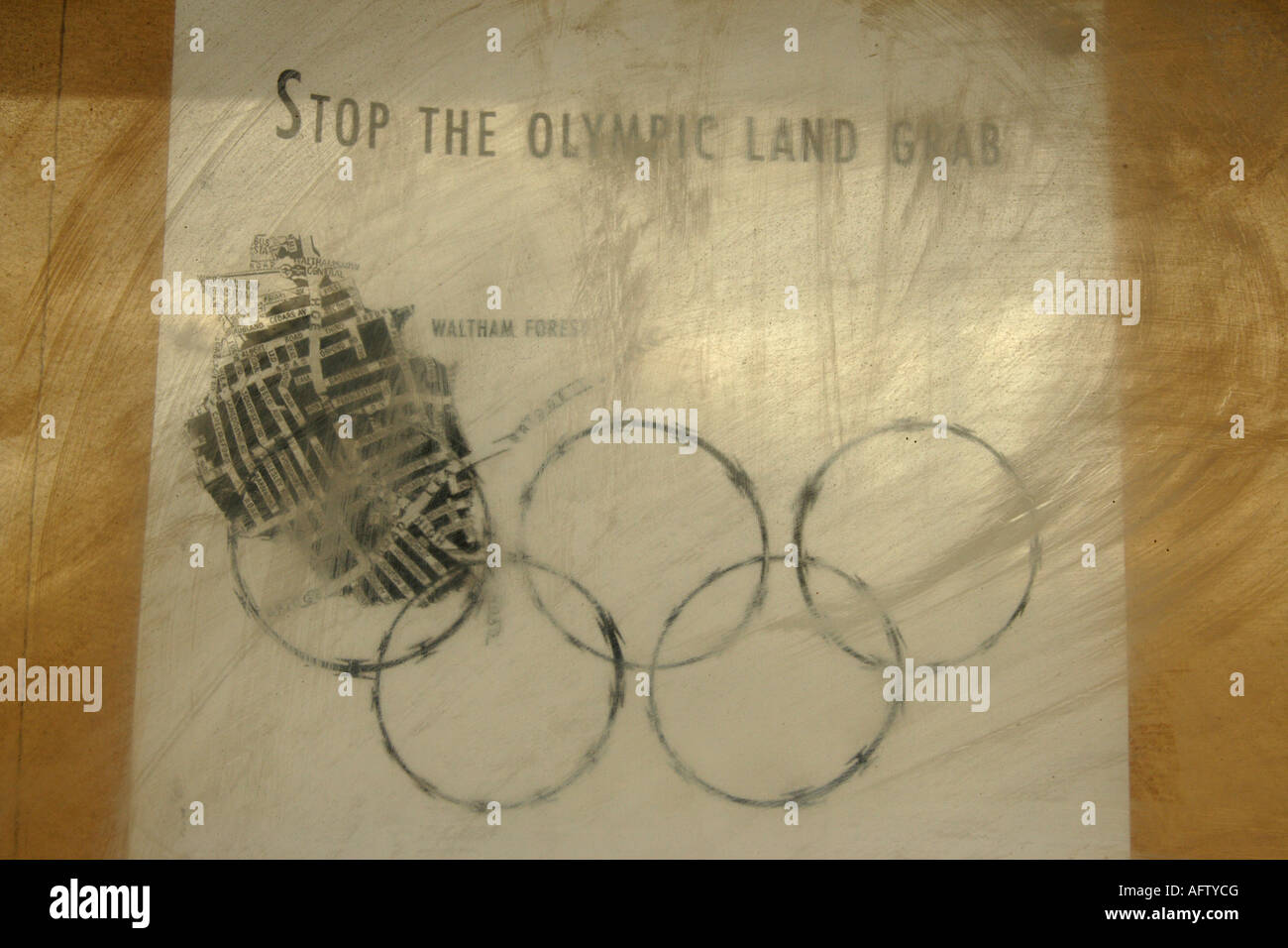 Eine alte Plakat wirbt für ein Treffen, um die Olympischen Sanierung drehen Logo in Stacheldraht zu protestieren.  September 2007 Stockfoto