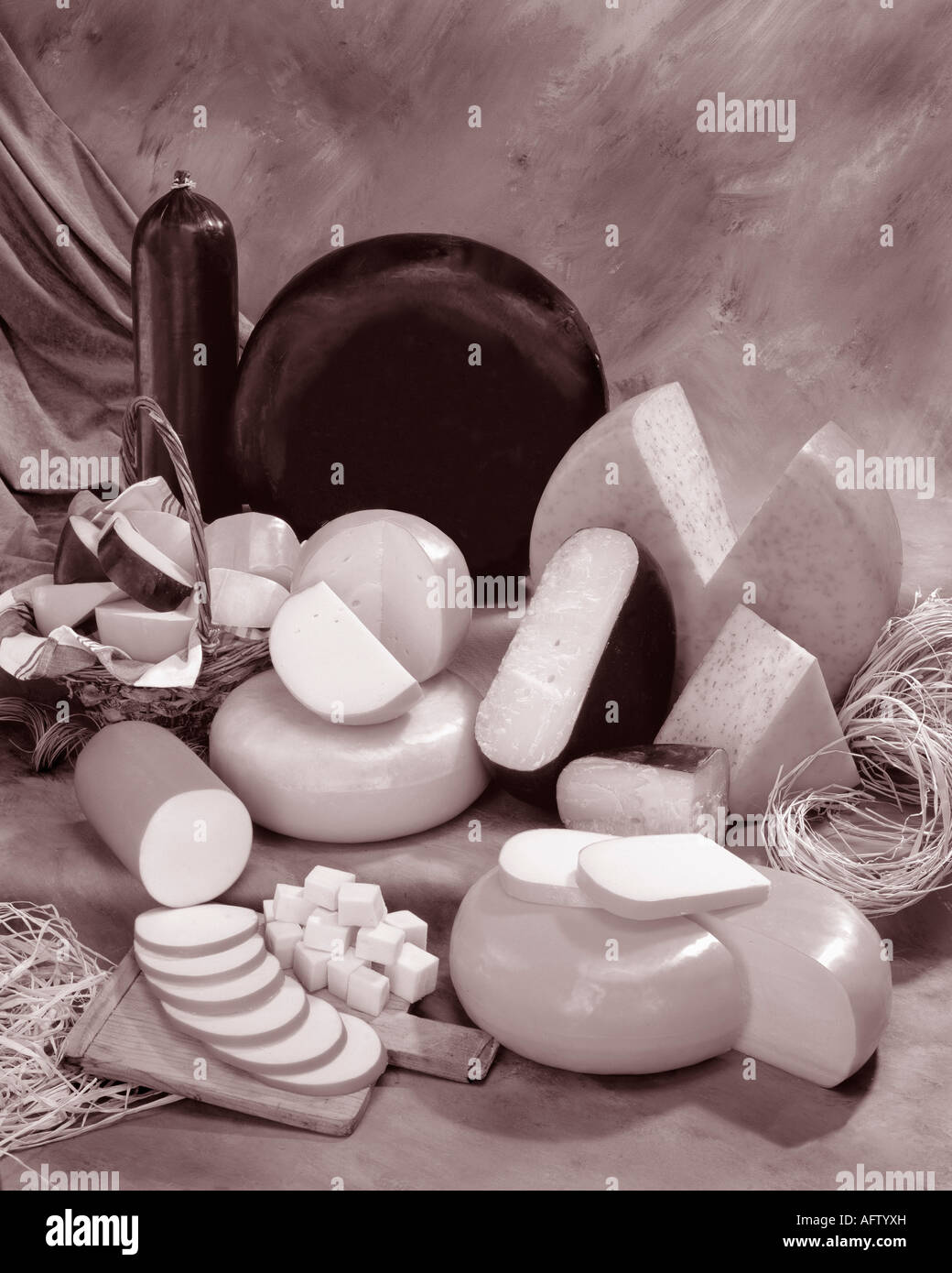 Niederlande Holland holländischen Käse in Sepia von Gruppenfoto auf getönten gesprenkelte Hintergrund. Hochformat, Studio Tischplatte. Stockfoto