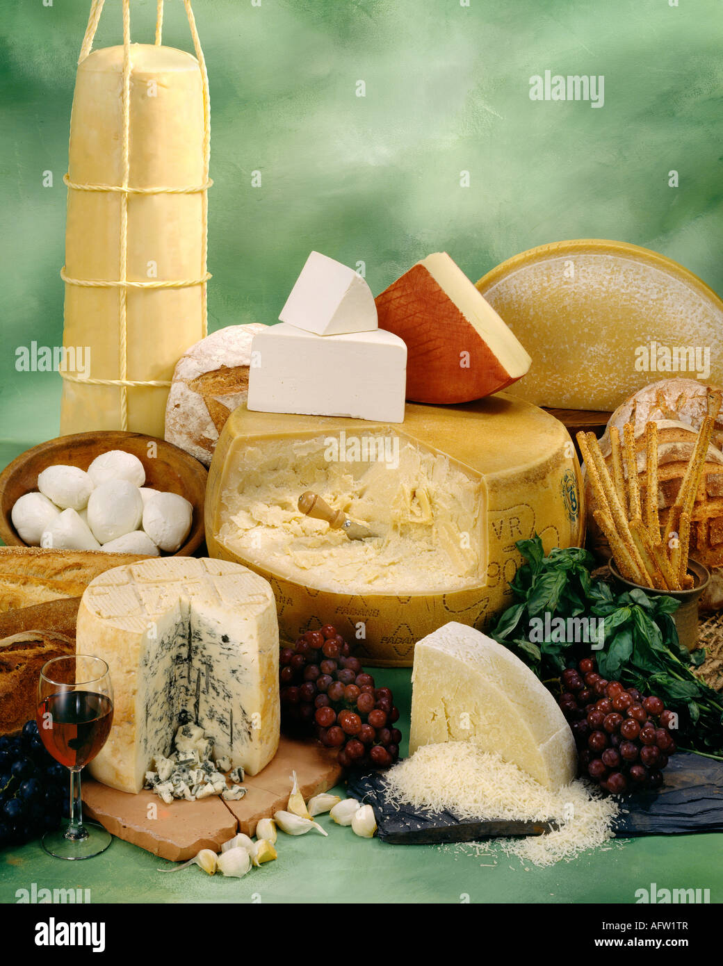 Italienische Käsesorten in Gruppe Farbfoto auf grün getönten gesprenkelte Hintergrund. Hochformat, Studio Tischplatte. Klassisches Bild. Stockfoto