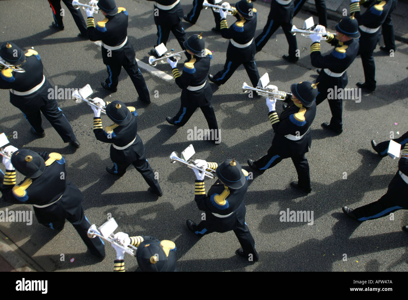 Band marschieren vorbei während Schlacht von Blumen Jersey Channel Islands Stockfoto