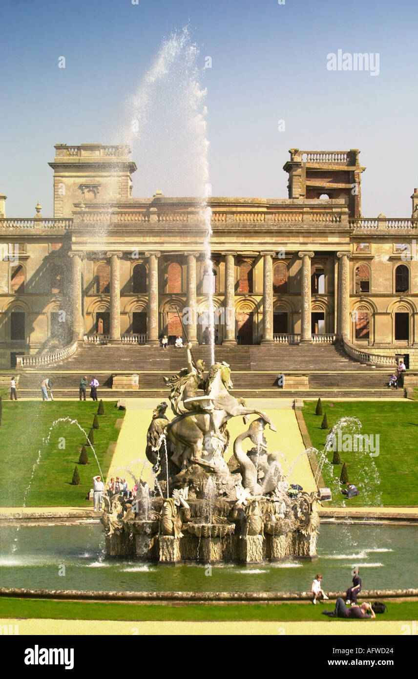 PERSEUS UND ANDROMEDA BRUNNEN AM WITLEY GERICHT WORCESTERSHIRE WIRD ZUM ERSTEN MAL SEIT 70 JAHREN NACH RESTAURIERUNG WOR AUSGELÖST. Stockfoto