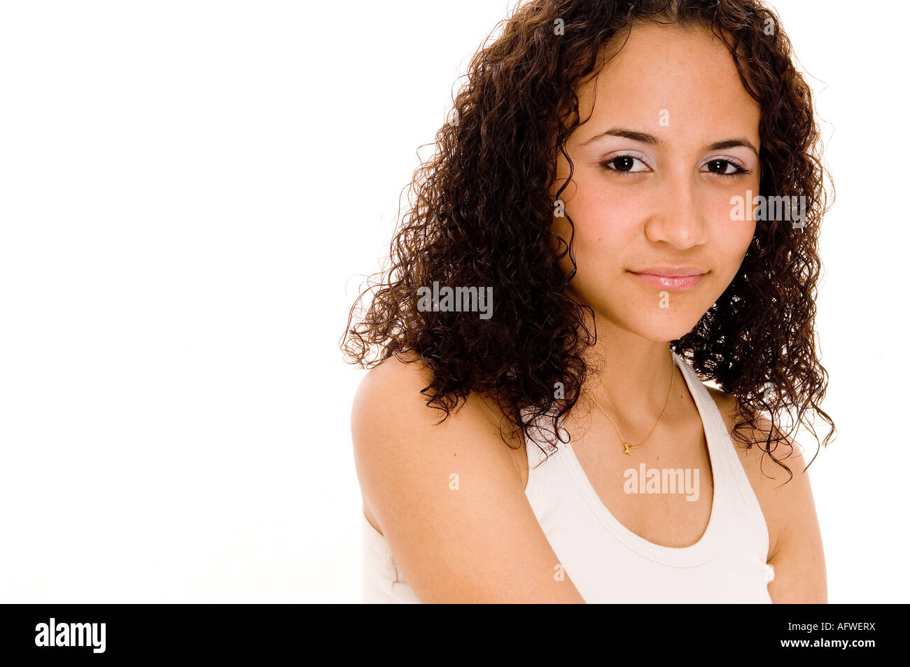 Eine attraktive noch zurückhaltende junge Frau in Beige auf weiß Stockfoto