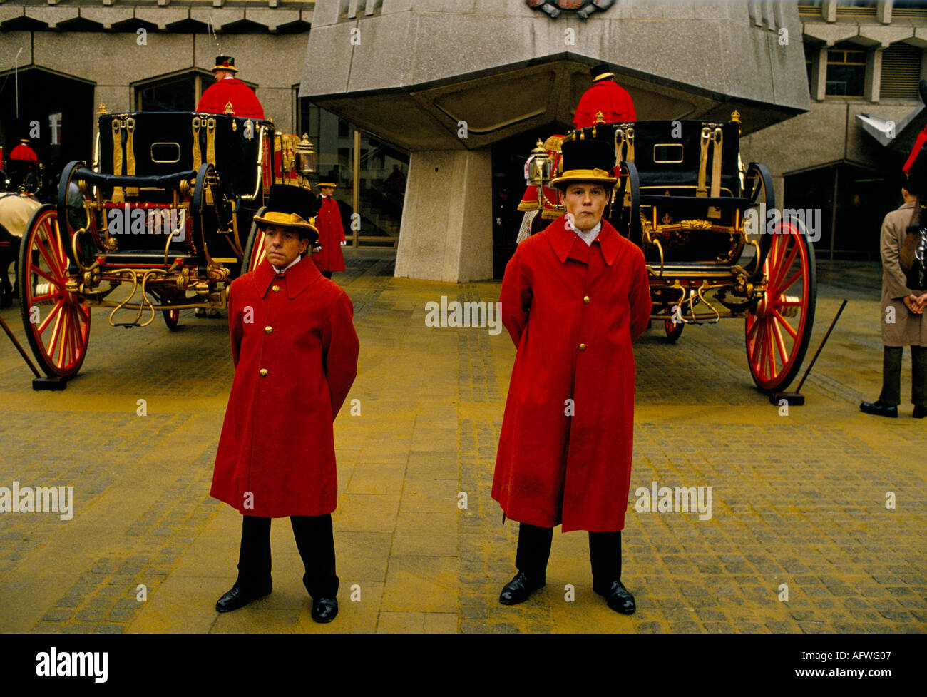 Uniformierte Fußgänger stehen bei der Lord Mayor of London Annual Show auf Pferdekutschen. Pomp and Ceremony 1990s UK 1992 HOMER SYKES Stockfoto