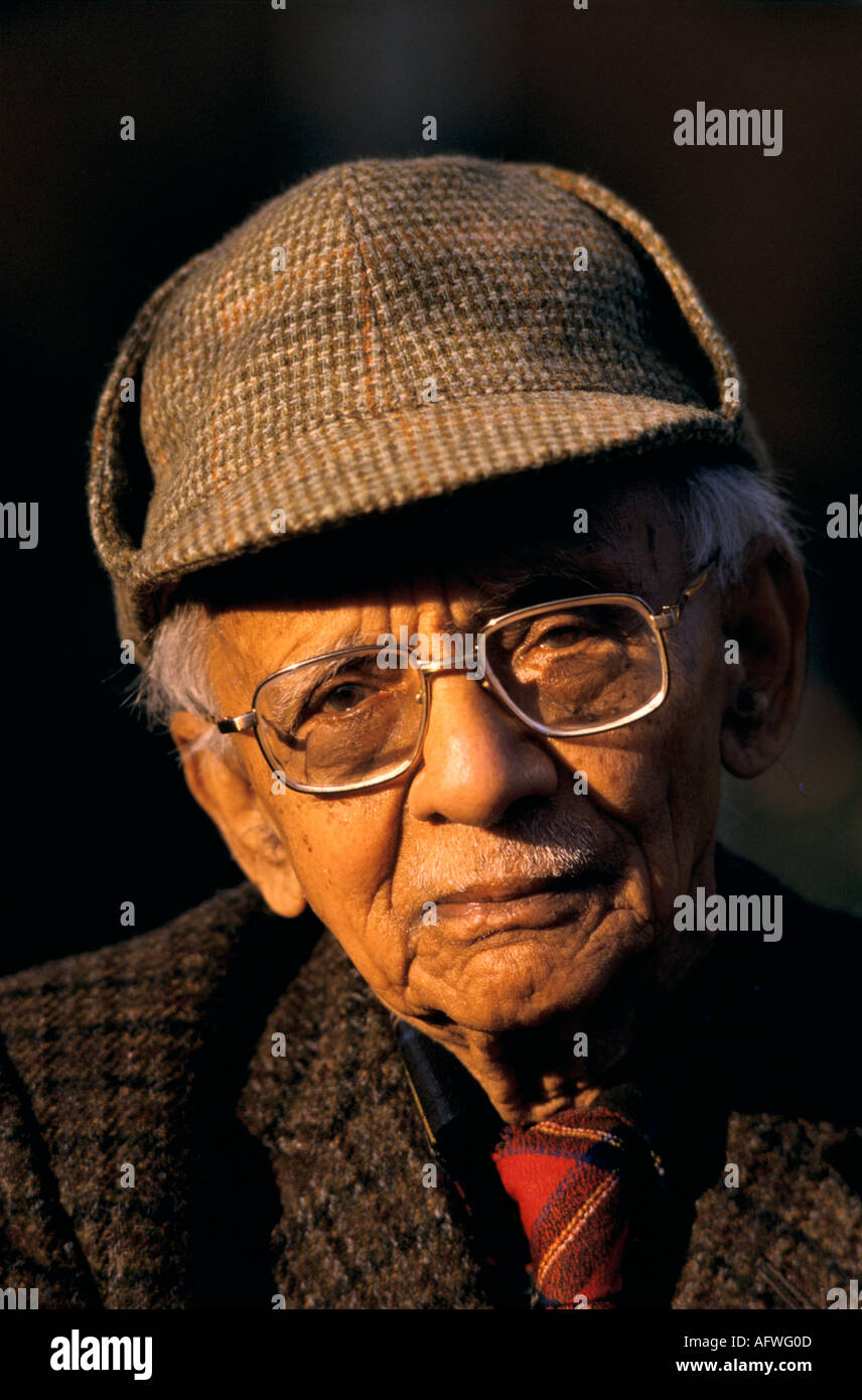 Nirad Chaudhuri Porträt vor seinem Haus in Oxford. Englischer Schriftsteller Philosoph, Gelehrter um 1995 1990 HOMER SYKES Stockfoto