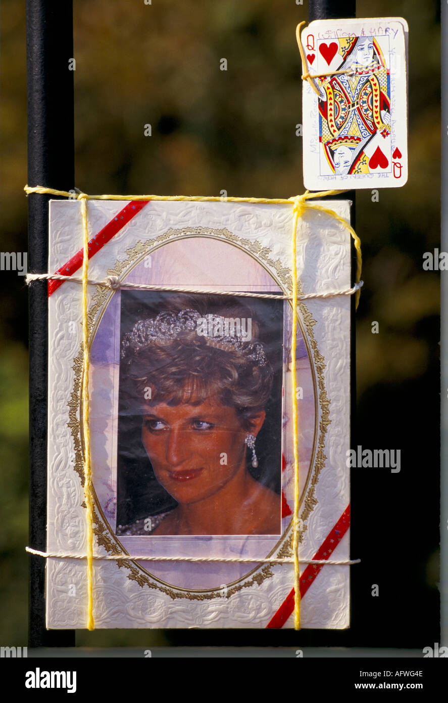 Königin der Herzen, Spielkarte und Foto von Princes Diana von Wales nach ihrem Tod 1997 auf Geländer vor Kensington Palace London UK 1990s UK veröffentlicht Stockfoto