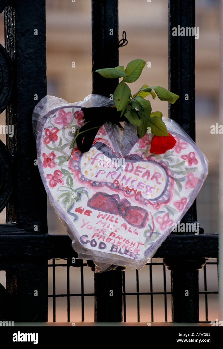 Diana Princess of Wales Death Flowers links als Blume Tribute Memorial September 1997 Kensington Palace London UK 1990s HOMER SYKES Stockfoto