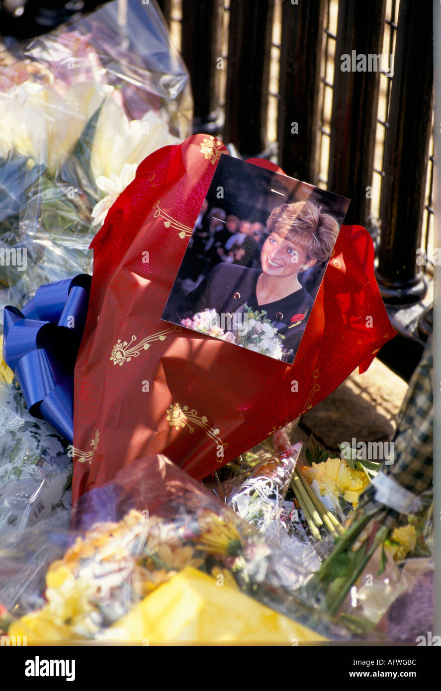 Diana Prinzessin von Wales ihr Tod, Foto Blumen als Blume Tribute Memorial hinterlassen September 1997 Kensington Palace London Großbritannien 990er Jahre HOMER SYKES Stockfoto