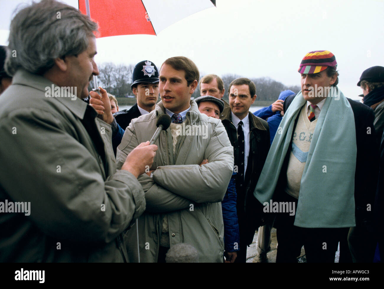 Desmond Lynam Außenübertragung beim Interview mit Prince Edward 1980s Oxford Cambridge University Boot Race Start Putney South West London UK März 1986 Stockfoto