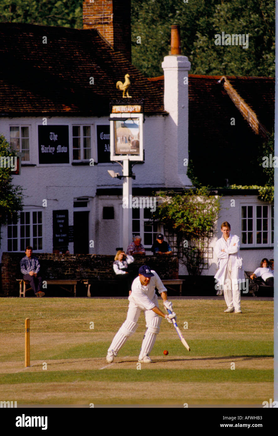 Dorf Cricket in Tilford, Surrey. Die Gerste mähen das Dorf lokalen Pub, wo es Erfrischungen am Ende des Spiels 1990s UK. HOMER SYKES Stockfoto