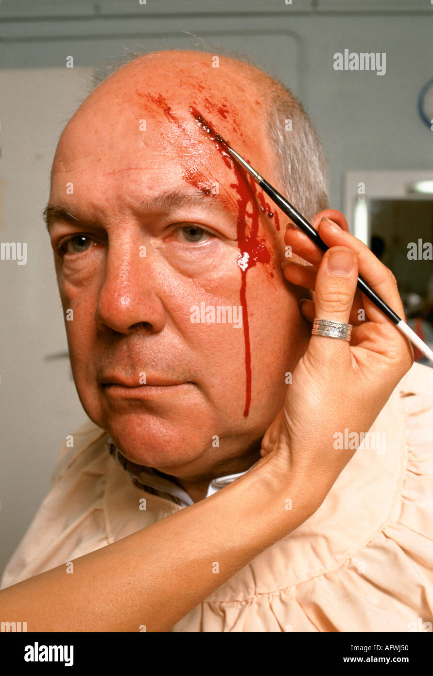 Casualty TV Programm 1997 BBC ein medizinisches Drama. Schauspieler mit gefälschtem Blut von Make-up-Künstler 1990ER HOMER SYKES hinzugefügt Stockfoto