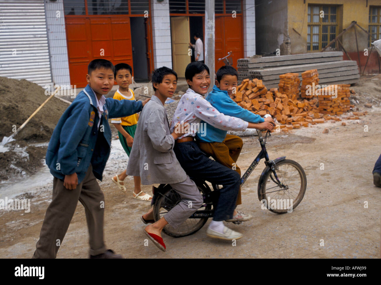 China Anhui Provinz 1990er, 90er. Liufu Dorf ländliche Gemeinschaft Chinesisch ein Kind Politik produziert hohen Anteil an Jungen 1998 HOMER SYKES Stockfoto