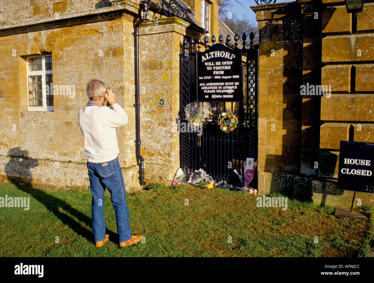 Althorp House Gutsmauer und Tor, florale Tribute von Brunnen nach dem Tod von Prinzessin Diana von Wales im Jahr 1997 UK HOMER SYKES links Stockfoto