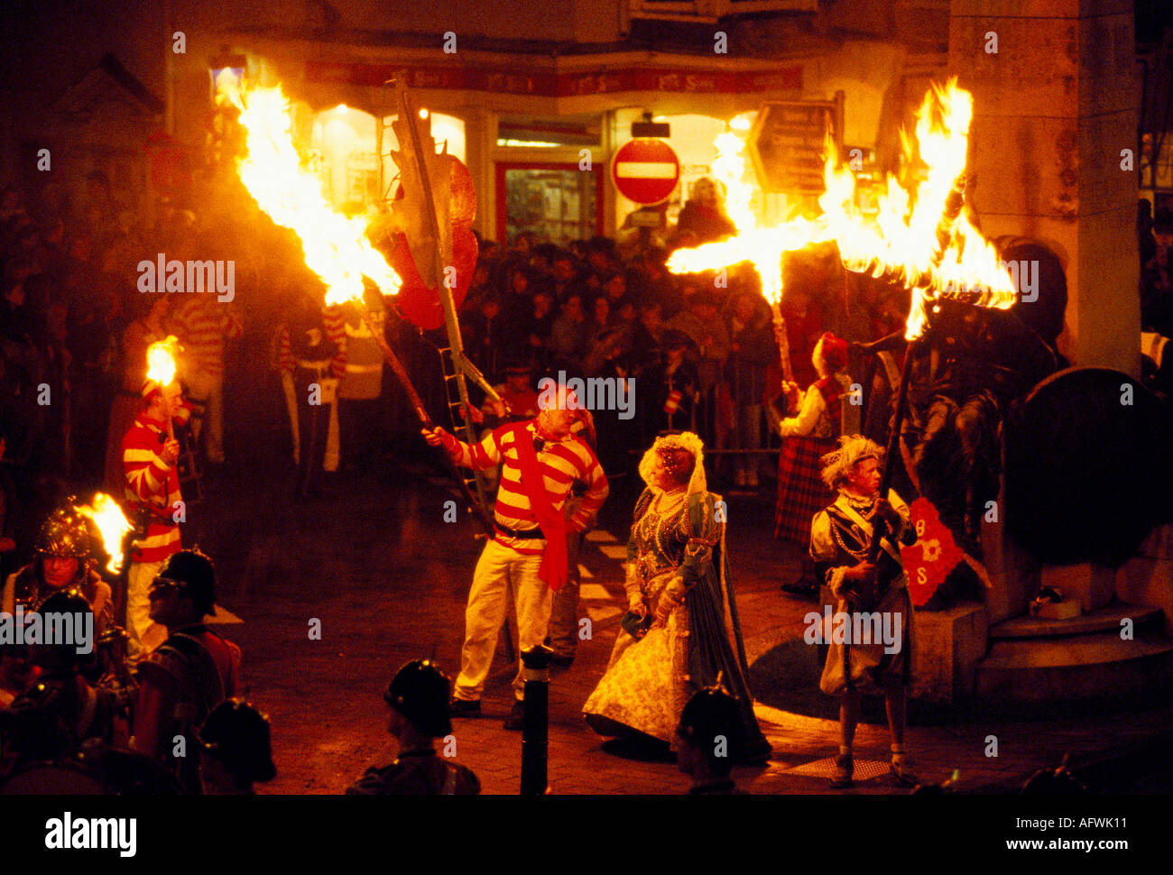 Lewes Bonfire Society die jährliche Parade durch die Stadt. November 5th Bonfire Night Sussex 1990s UK HOMER SYKES Stockfoto