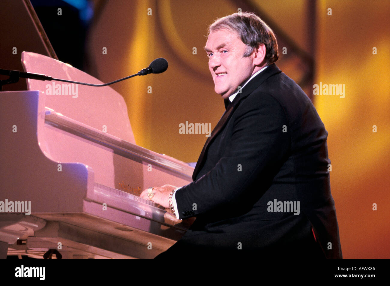 Les Dawson ein britischer Komiker, der eine Sommersaison auf den Jersey Channel Islands macht 1990er Jahre 1993 Großbritannien HOMER SYKES Stockfoto