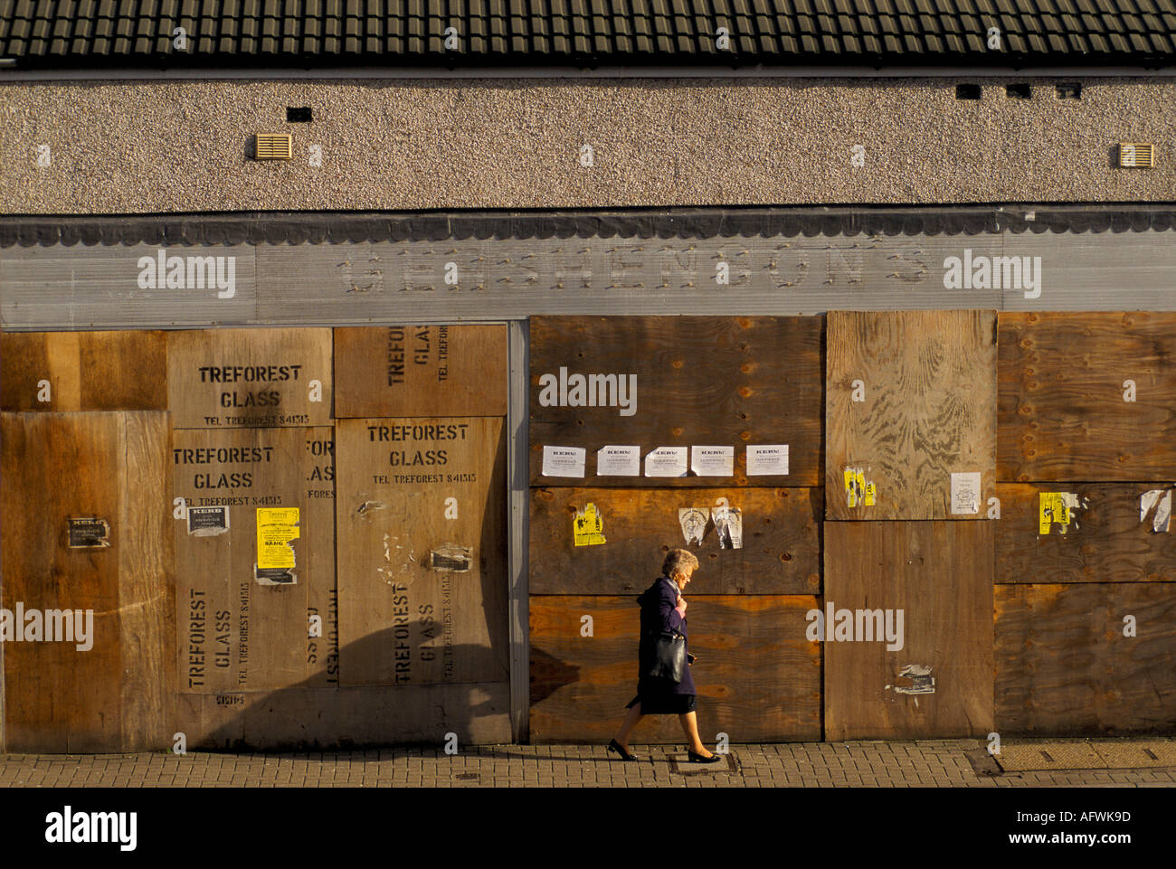 Die Rezession hat die Geschäfte in den Einkaufsstraßen geschlossen. UK 1990s 1998 Mountain Ash Wales. HOMER SYKES Stockfoto