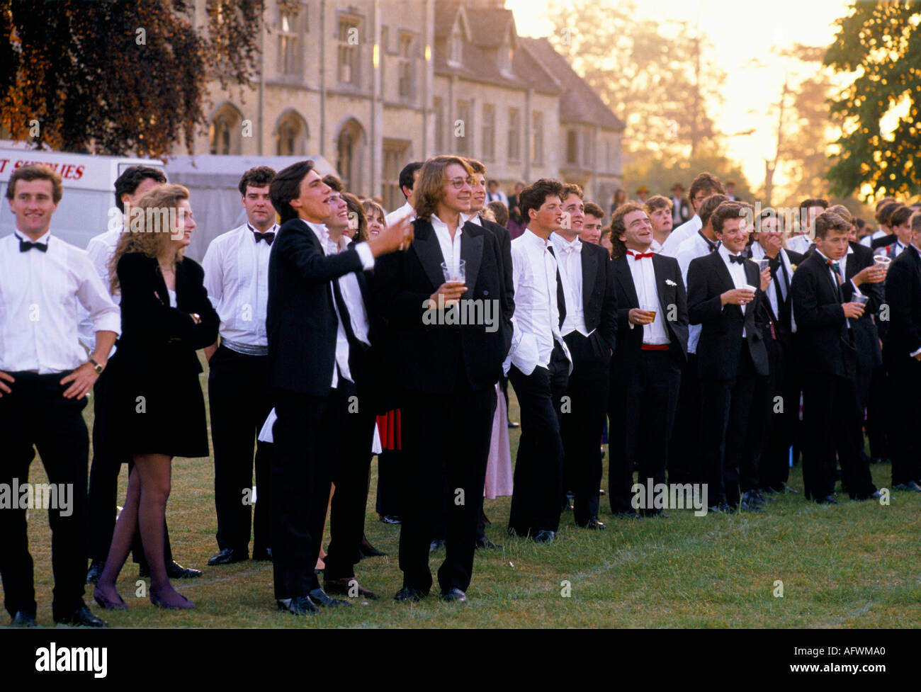 Morgen nach dem May Ball Cirencester Royal Agricultural College Gloucestershire, Studenten auf Rasen vor dem College.1990s 1995 UK HOMER SYKES Stockfoto