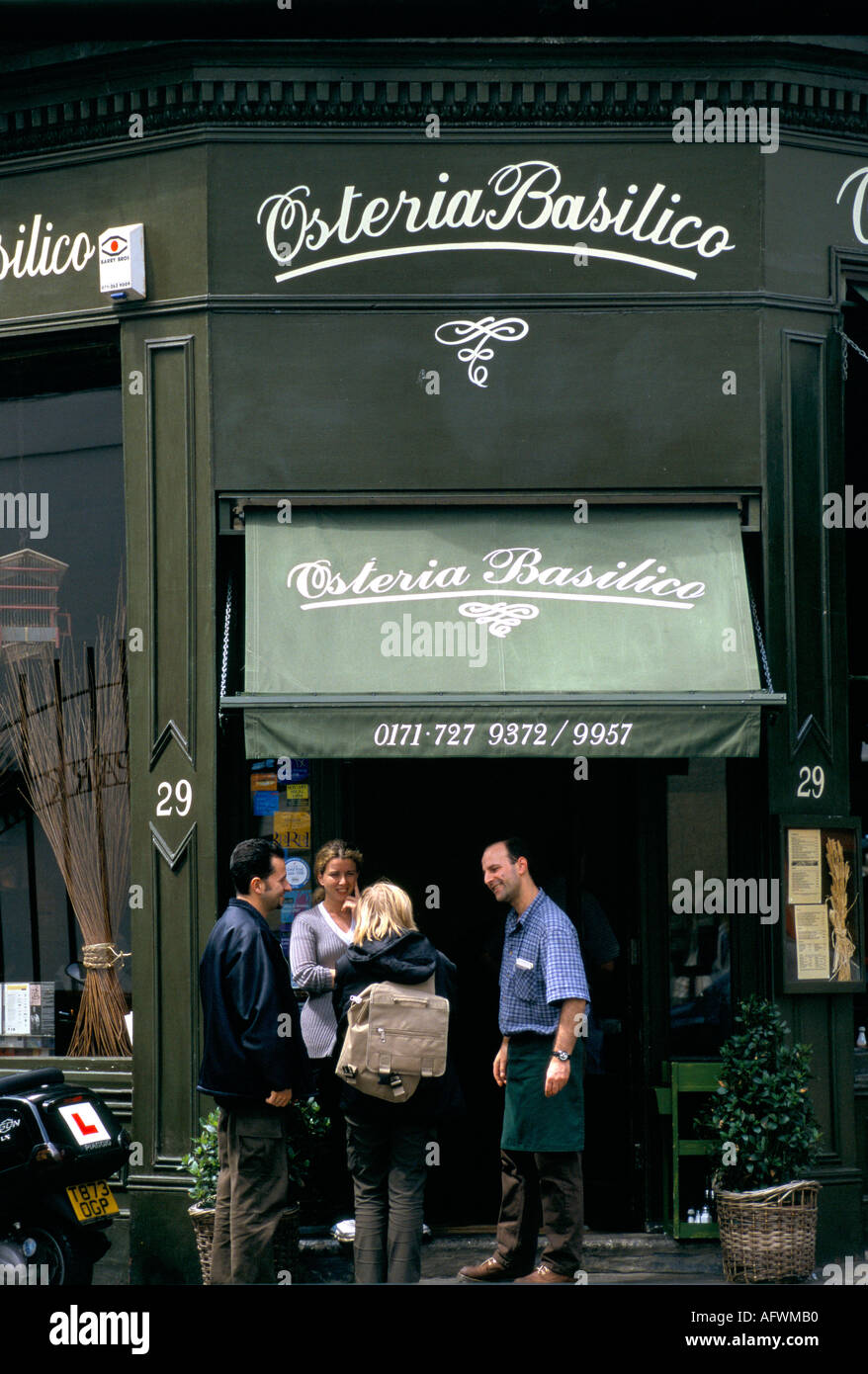 Osteria Basilica Notting Hill London. Freunde lieber und unterhalten sich vor einem lokalen Restaurant 1999. 90er Jahre. HOMER SYKES Stockfoto