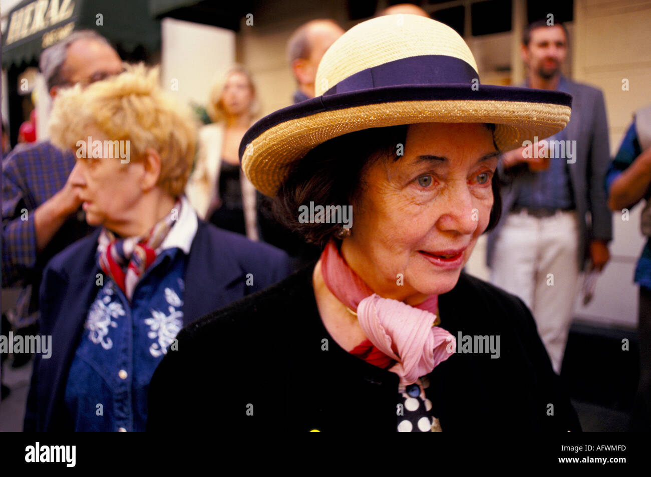 Eine Seniorin hat London Belgravia geschickt gekleidet. Motcomb Street Party. Juli 1998 1990er HOMER SYKES Stockfoto