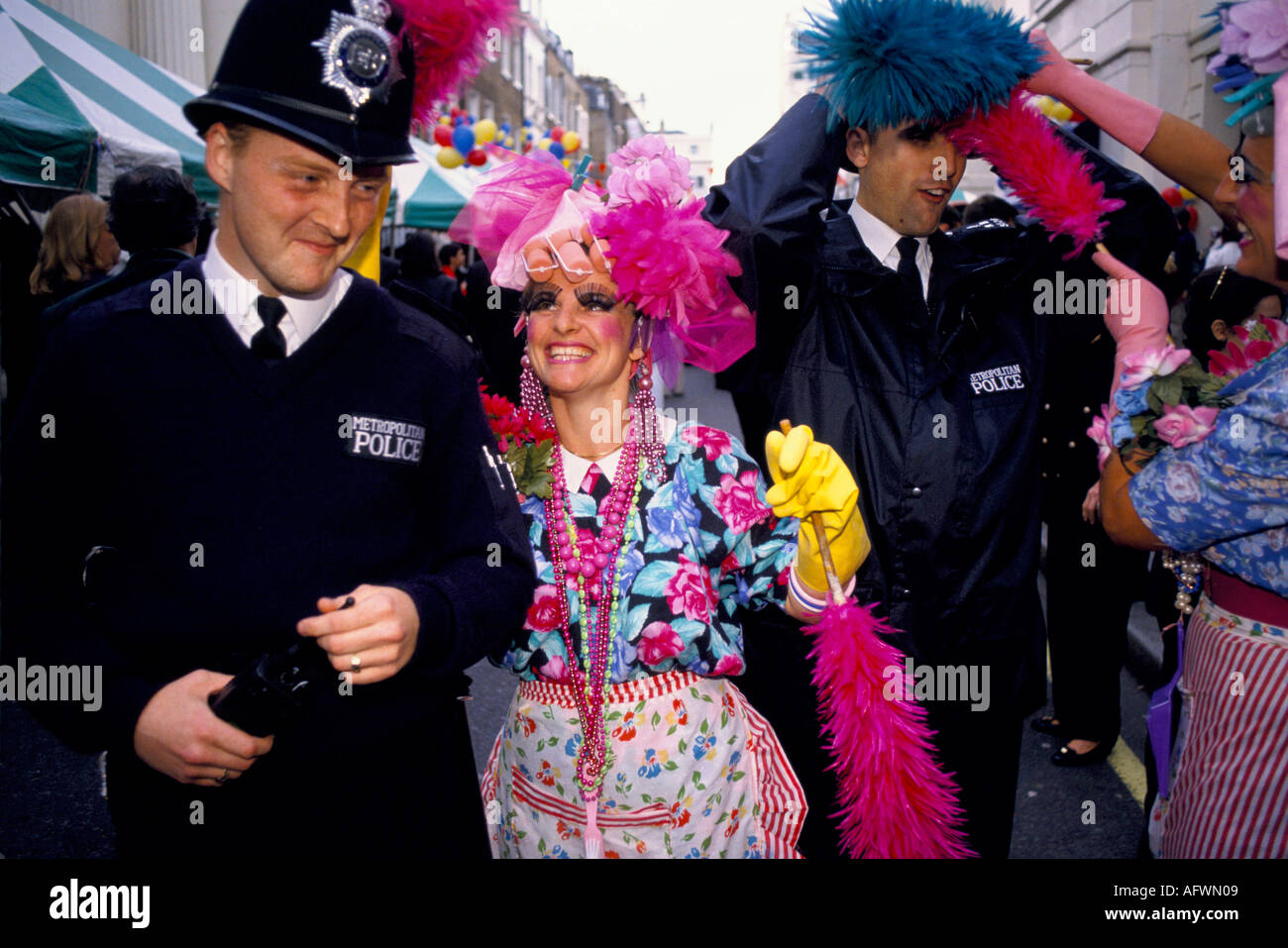 Polizisten im Dienst, die Spaß dabei haben, bei der Motcomb Street Annual Street Party Belgravia London SW1 England 1990er 1998 UK HOMER SYKES Stockfoto