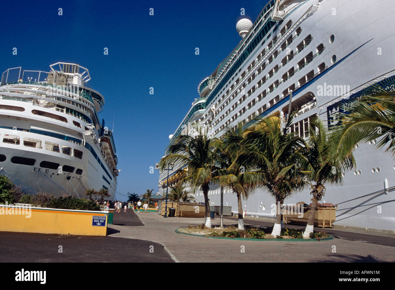 Kreuzfahrtschiffe vor Anker in Prince George Wharf im Hafen Nassau Bahamas Stockfoto