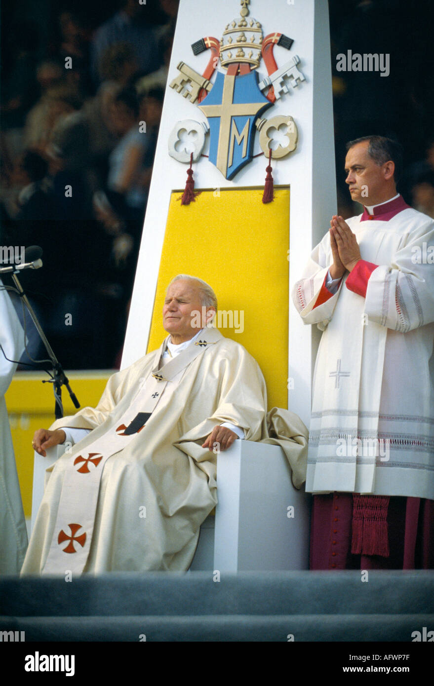 Papst Johannes Paul II. 1982 UK. Papstbesuch sitzend auf dem päpstlichen Thron - Kathedra müde, alt, erschöpft. Wembley Stadium London England 1980er Jahre Stockfoto