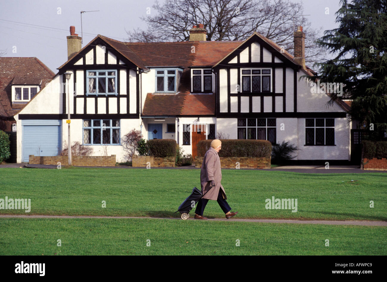 Das Haus des verspotteten Tudor befindet sich in den Vorstädten des Wohnviertels Amersham Buckinghamshire. 1990ER JAHRE UK HOMER SYKES Stockfoto