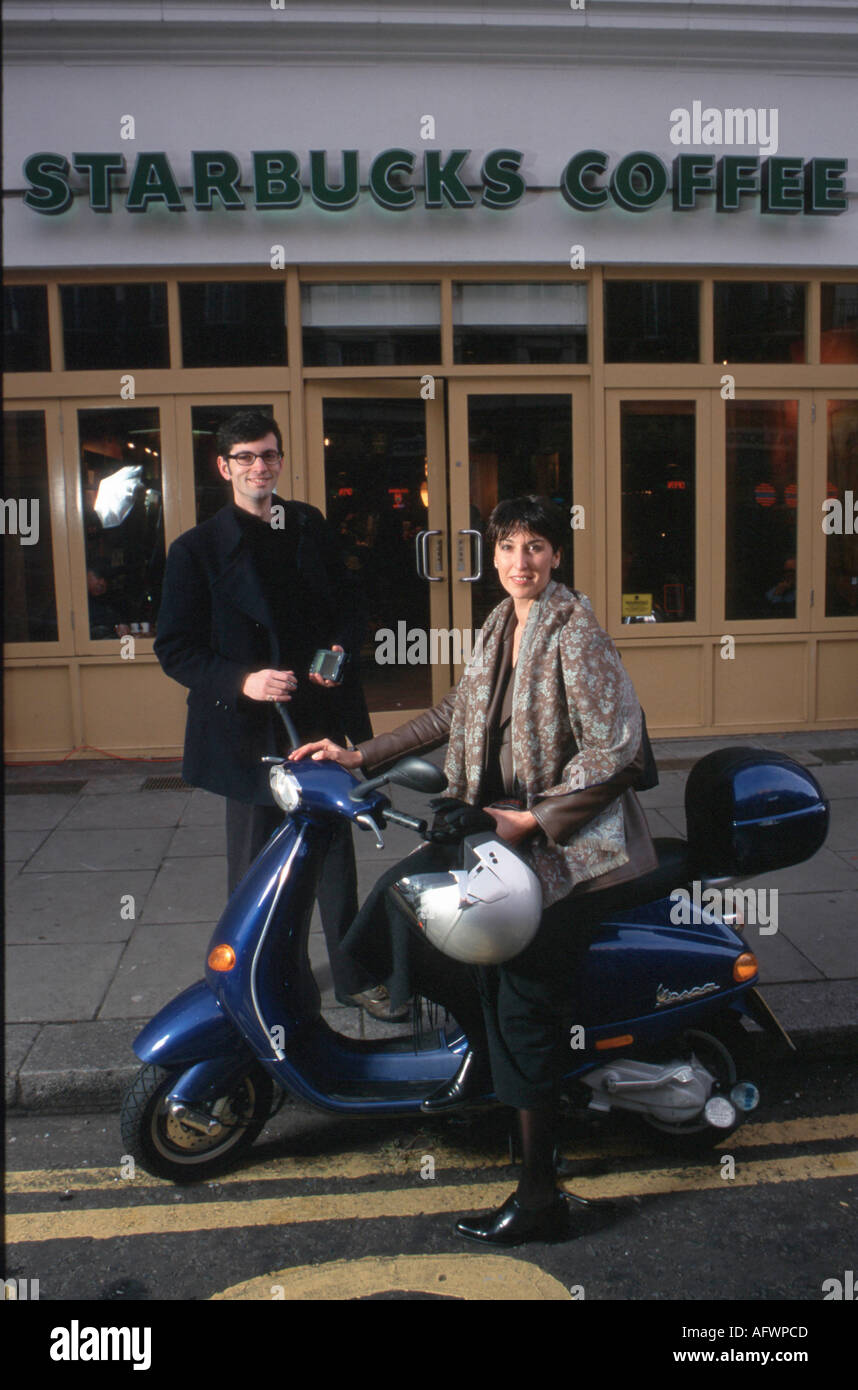 Tom Donaldson und Ima Martinez von Escape Velocity, London. Ein Start-up-Unternehmen von dot com 1990s UK HOMER SYKES Stockfoto