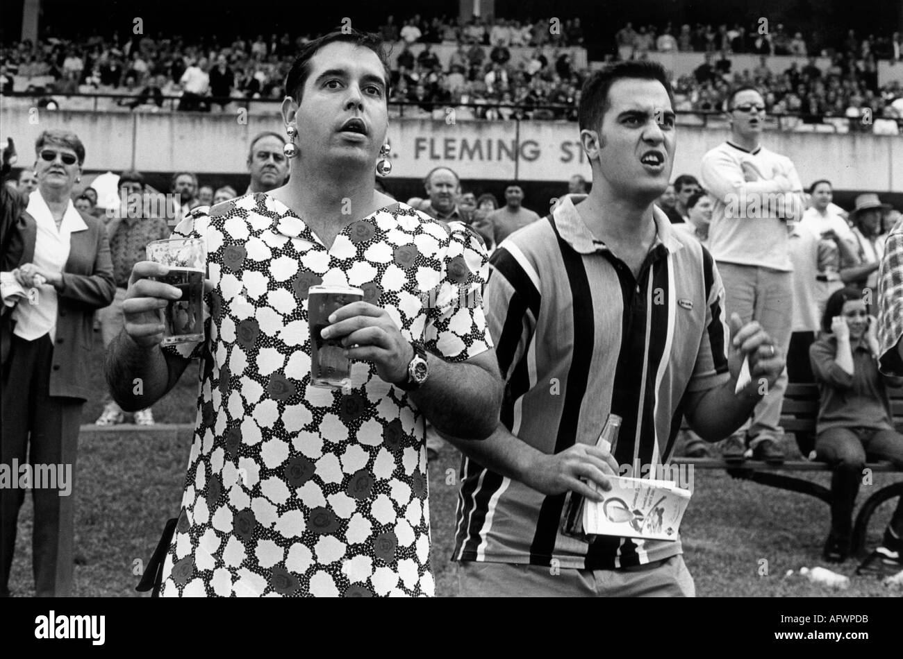 Pre Wedding Ritual, ein „Bucks Day“-Partymann, der Damenkleidung trägt, ein Frauenkleid mit Freund auf der Rennstrecke Sydney Australia 2000, HOMER SYKES Stockfoto